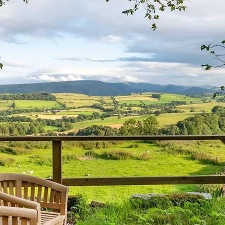 Daffodil, Eco & Dog Friendly With Hot Tub Penruddock