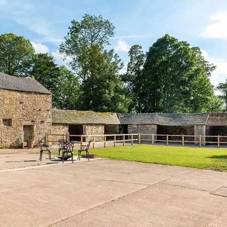 Daffodil, Eco & Dog Friendly With Hot Tub Penruddock